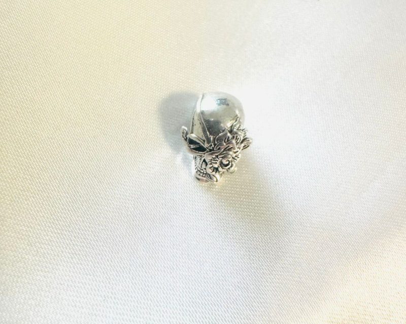 Tête de mort avec une rose