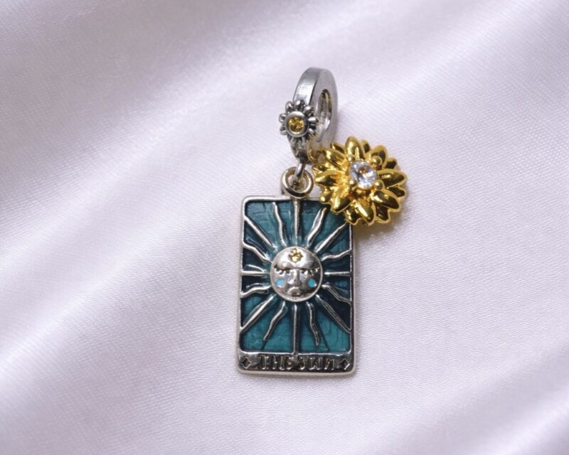 Carte tarot verte et son soleil doré