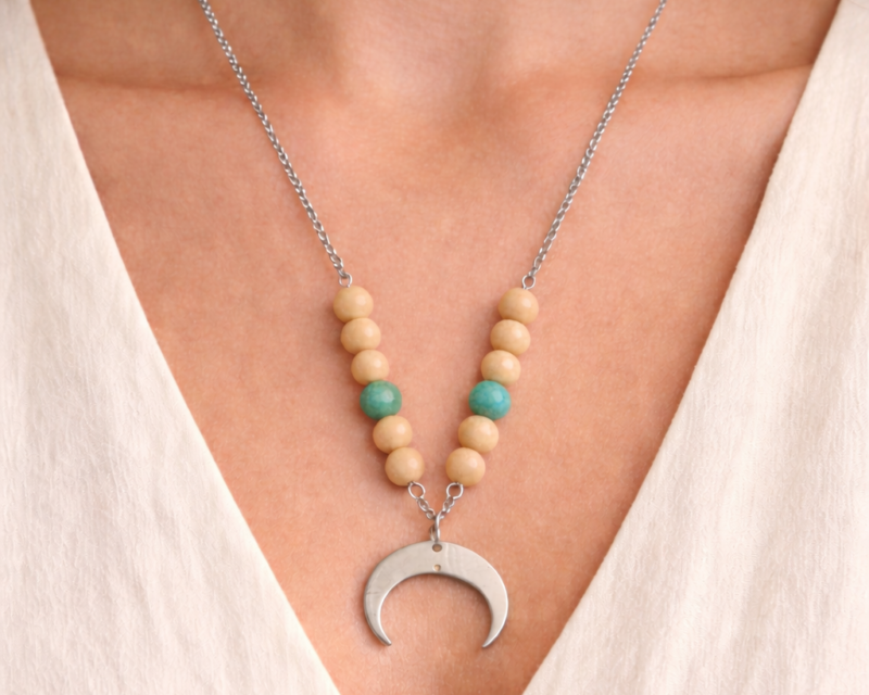 Collier Lune – Perles naturelles & chaîne argentée Ce