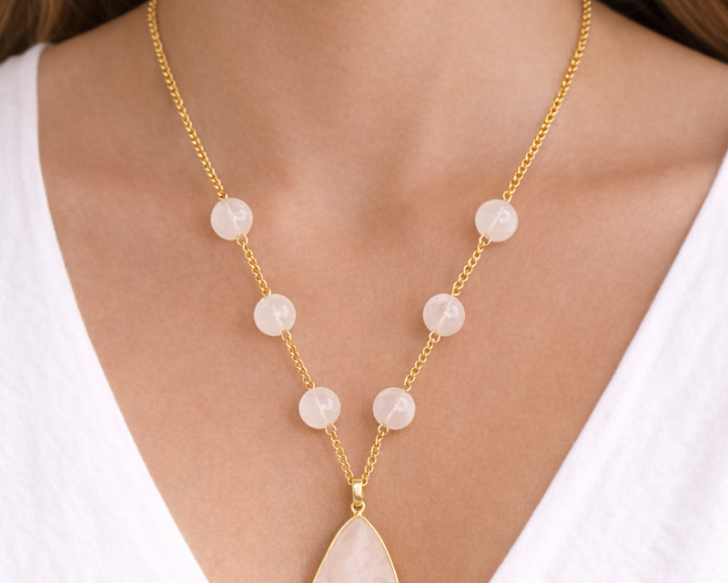 Rose Éternelle – Collier en quartz rose doré