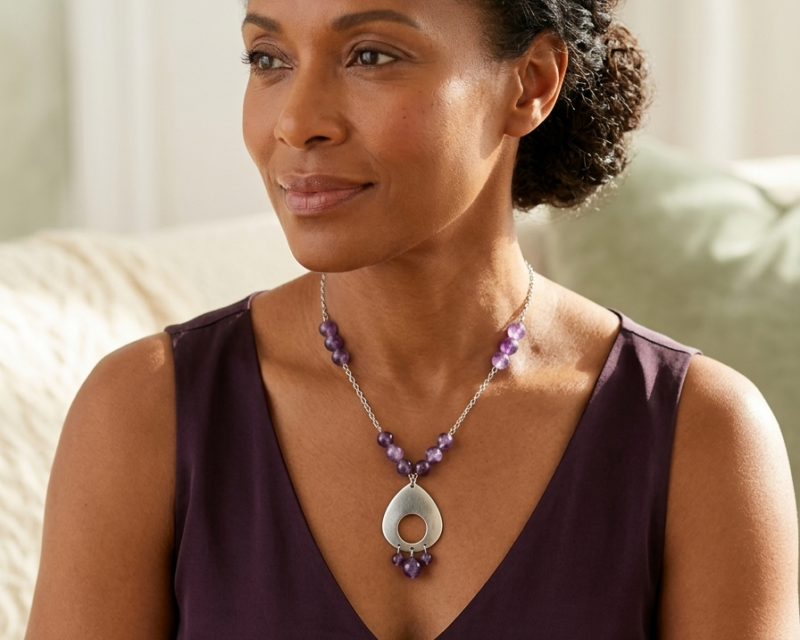 Collier améthyste chevron et acier inoxydable argenté : un bijou unique et élégant