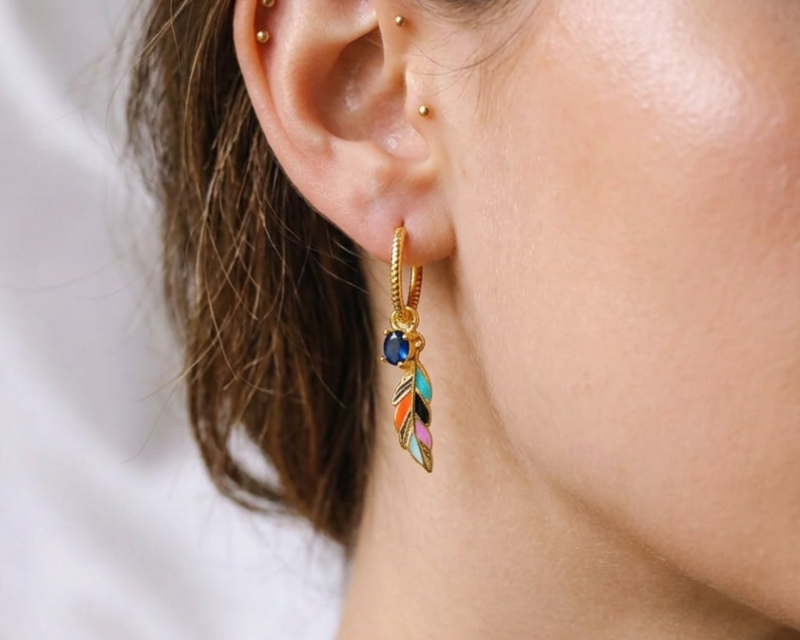 Boucles d'Oreilles Elyra – Plume Multicolore en Argent Doré