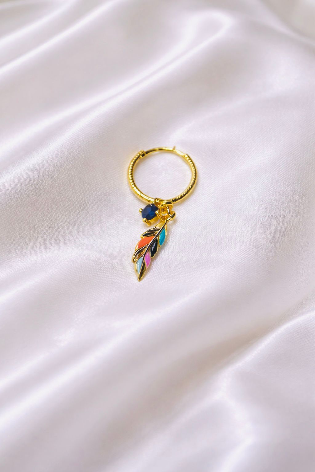 Boucles d'Oreilles Elyra – Plume Multicolore en Argent Doré – Image 3