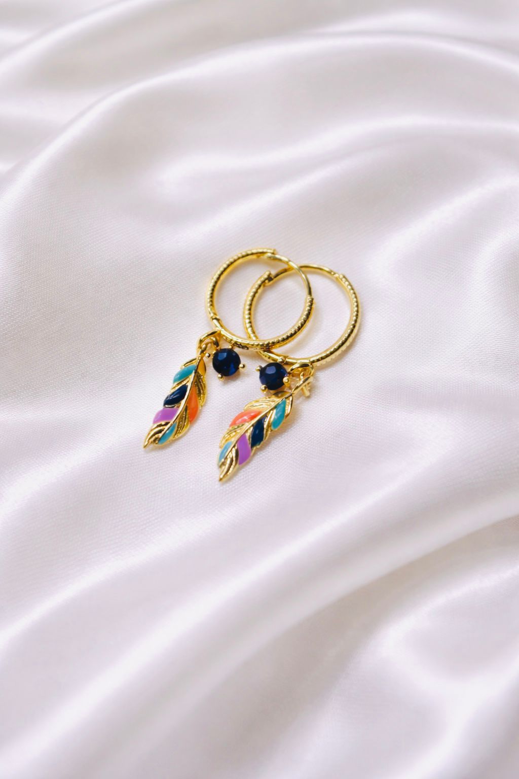 Boucles d'Oreilles Elyra – Plume Multicolore en Argent Doré – Image 2